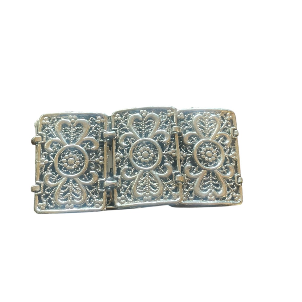 A beautiful silver elegant clasped bracelet